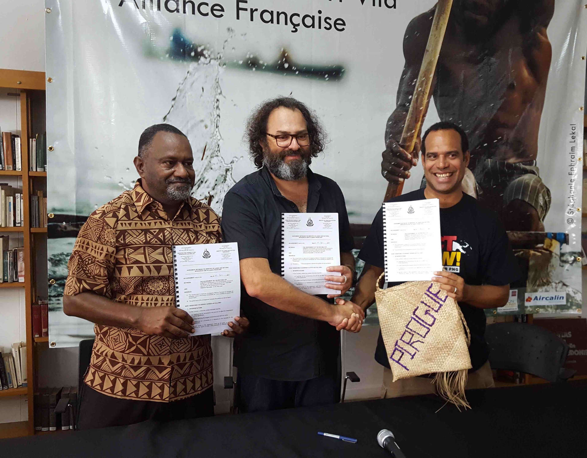 Ministri blong Lands long bihaf blong Gavman blong Vanuatu i saenem wan agrimen wetem Alliance Francaise 