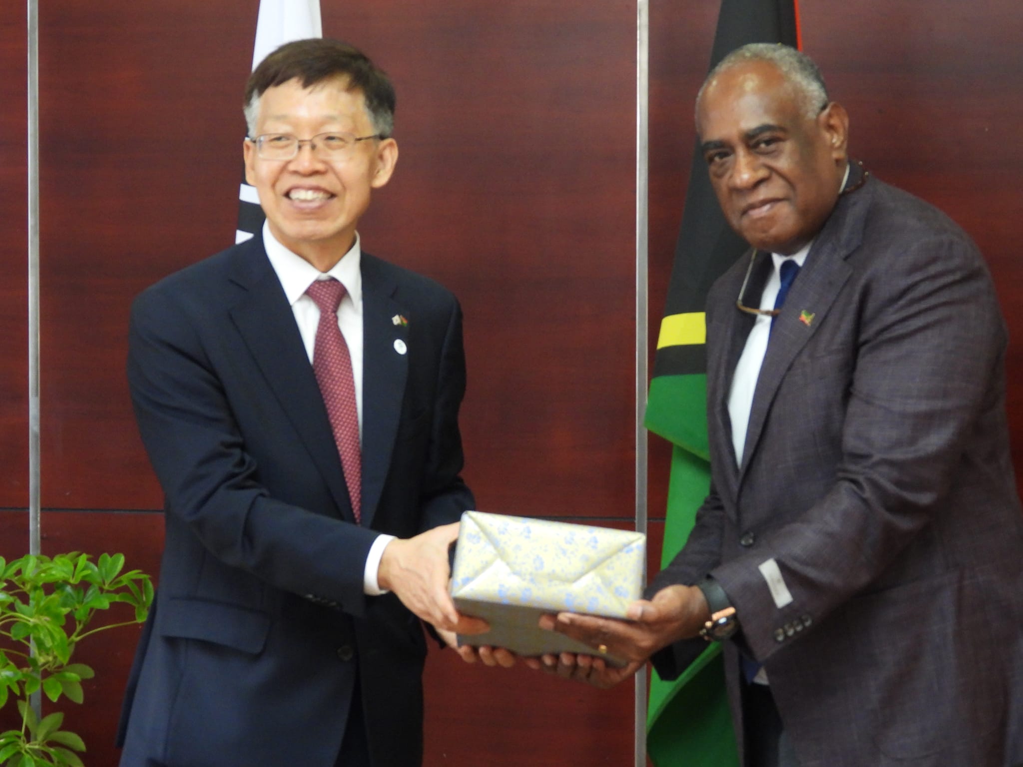 Prime Minister Hon Alatoi Ishmael Kalsakau Maau’Koro met with His Excellency KANG HO Jeung