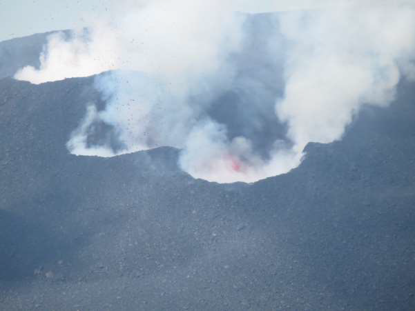 Le Volcan d' Ambae: explosions et éjection de roche chaude similaire à Yasur