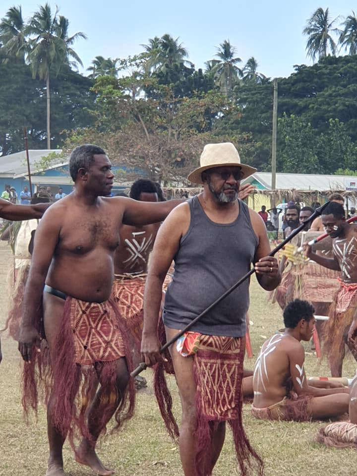 PM Salwai i danis wetem ol students blong Lycée LAB wetem traditional cloths 