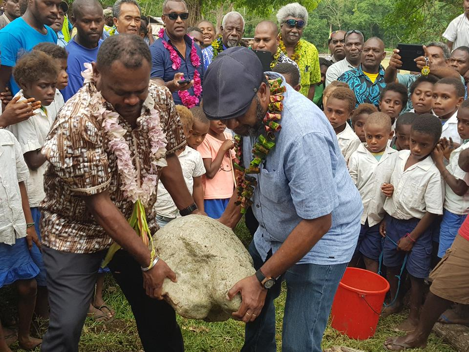 Le Premier Ministre et le ministre Norris ont officiellement posé la pierre de la fondation du dispensaire  de l'école de Brenwé 