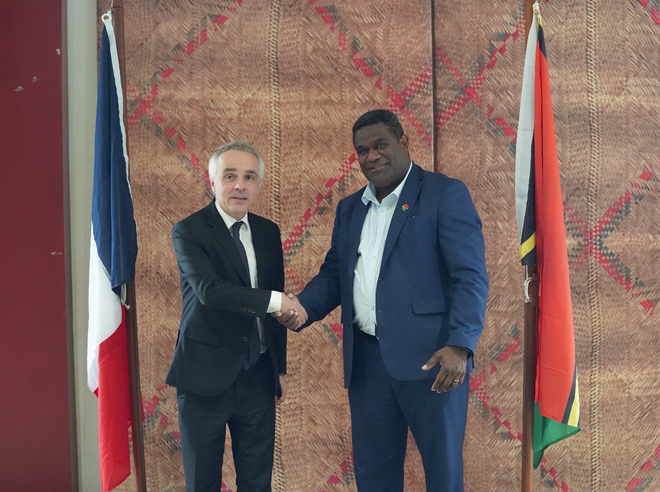Special Envoy Director Benoît Guidée shakes hands with Vanuatu’s deputy prime minister Johnny Koanapo Rasou