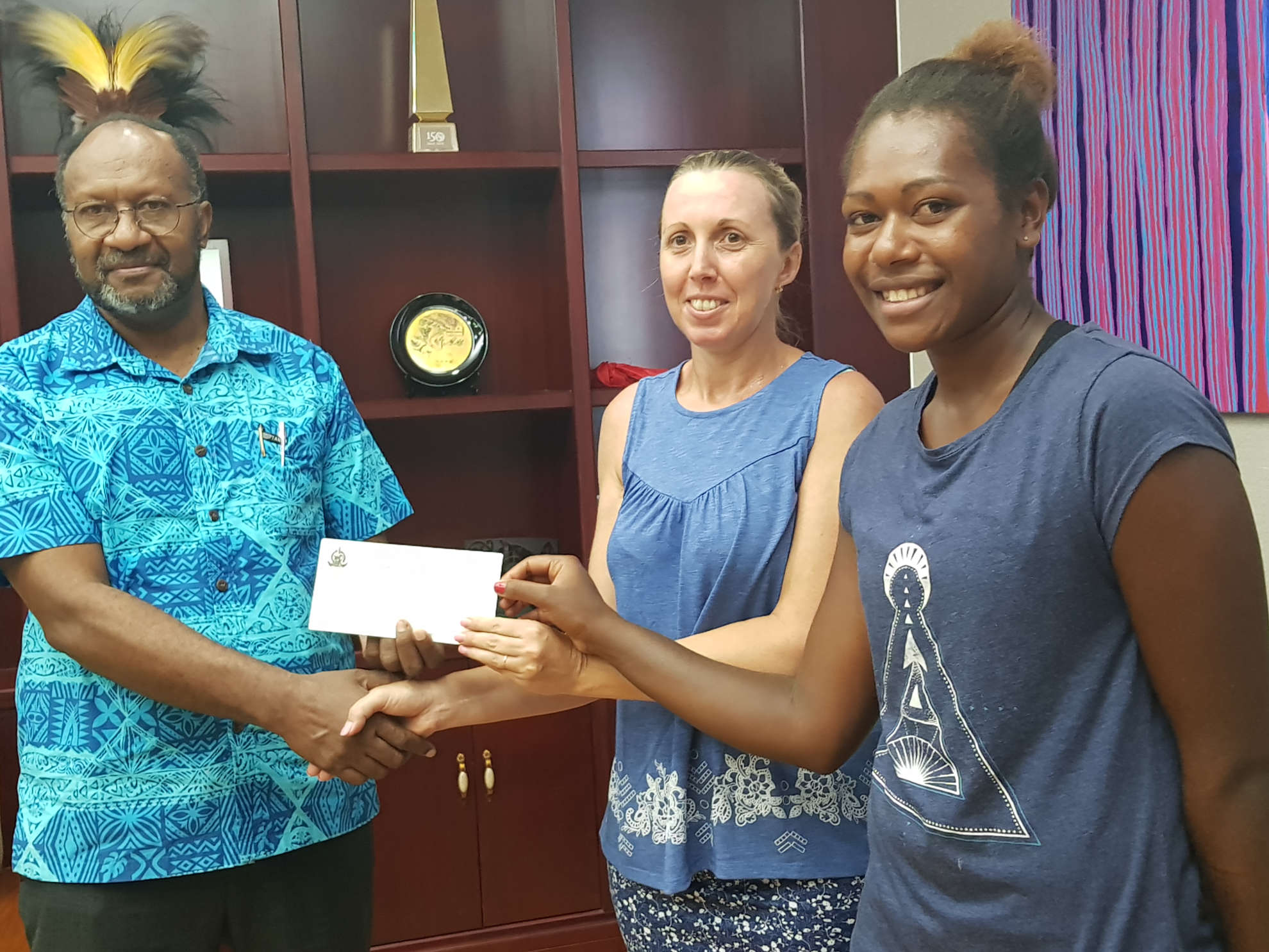 PM Salwai i handem ova check blong 1.2 million vatu long beach volley tim